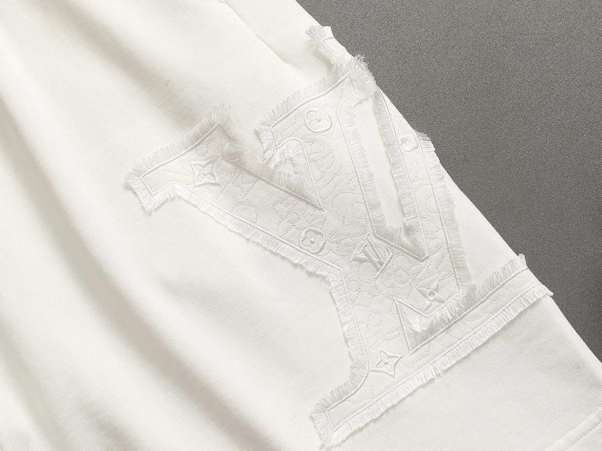 [Higher version] Louis Vuitton/Louis Vuitton 2026SS New Arrival terry shorts, customized fabric using wafer cloth weaving, advanced hand-cut patchwork embroidery technology, tight and three-dimensional version, customized trouser cord hardware with strong texture, smooth, comfortable and Breathable upper body, concave and convex three-dimensional sense, fashionable and casual wear Color: Black White Avocado Color Sizes: S M L XL